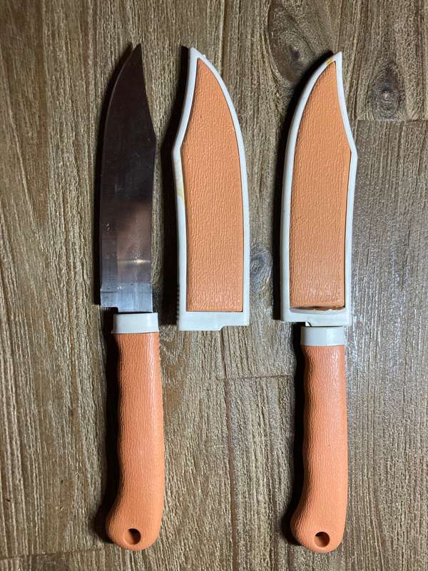 knives with plastic sheath some without all 1 price