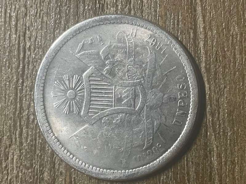 1867 *** unpeso *** Imitation Crown not silver