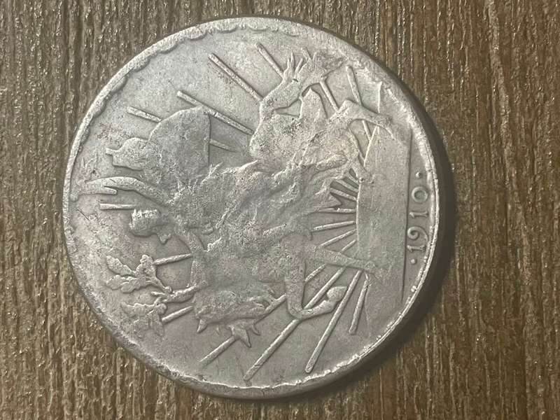 1910 *** un peso Mexicanos *** Imitation Crown not silver