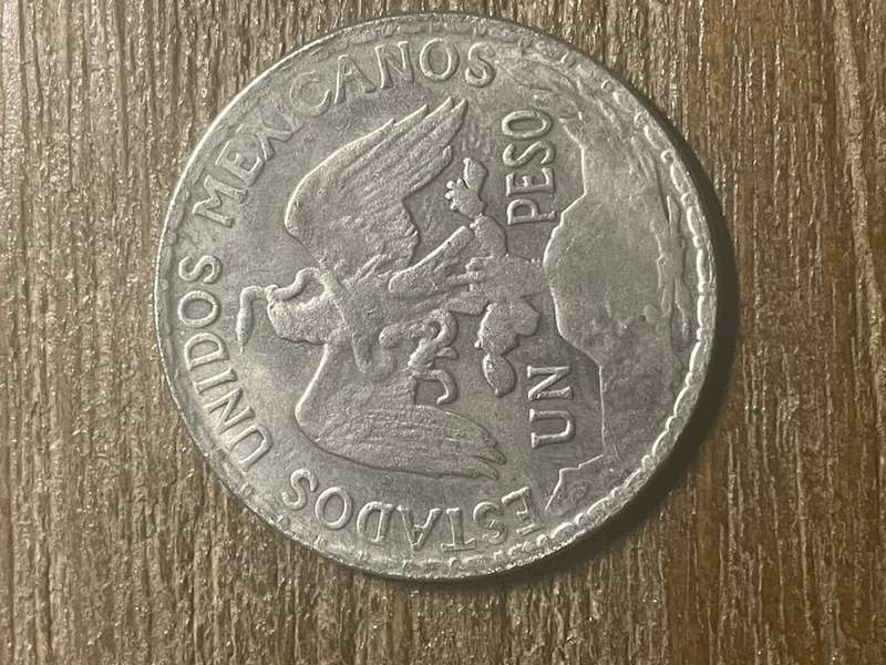 1910 *** un peso Mexicanos *** Imitation Crown not silver