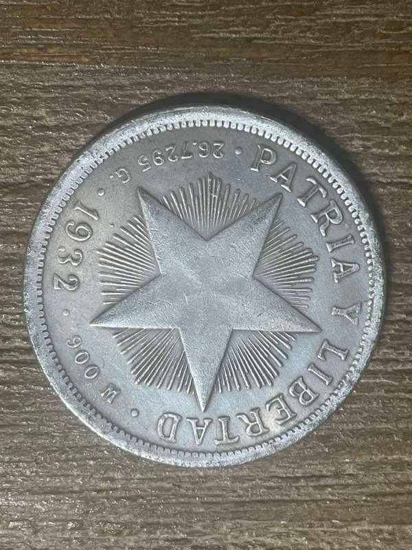 1932 *** un peso Cuba *** Imitation Crown not silver