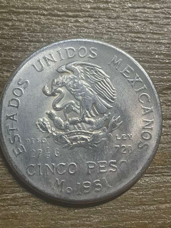 1951 *** Mexicanos Cinco Peso *** Imitation Crown not silver