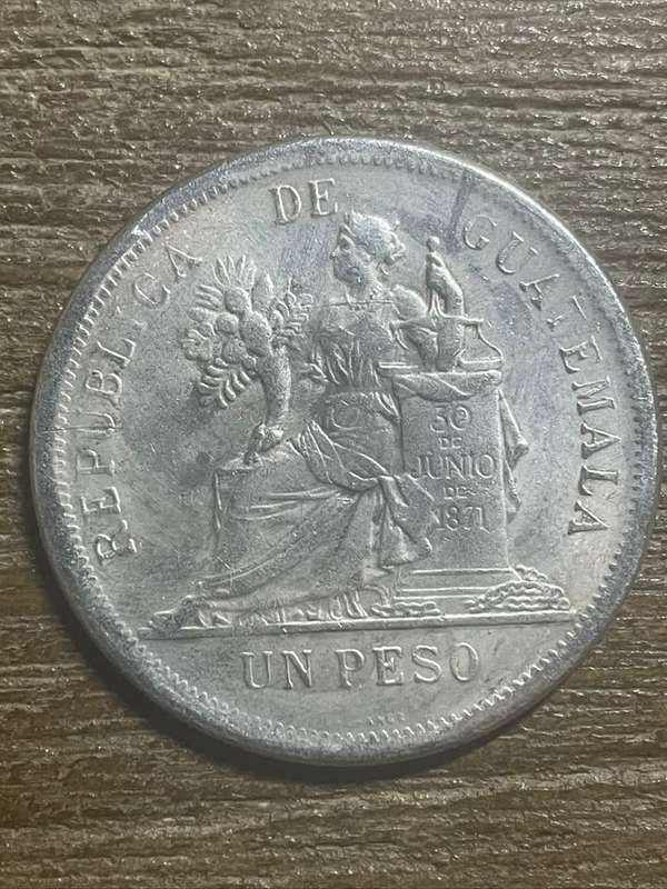1894 *** Guatamala un peso *** Imitation Crown not silver
