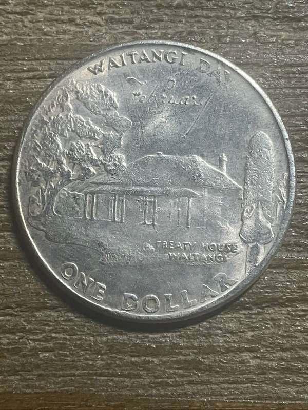 1977 *** New Zealand crown *** Imitation Crown not silver