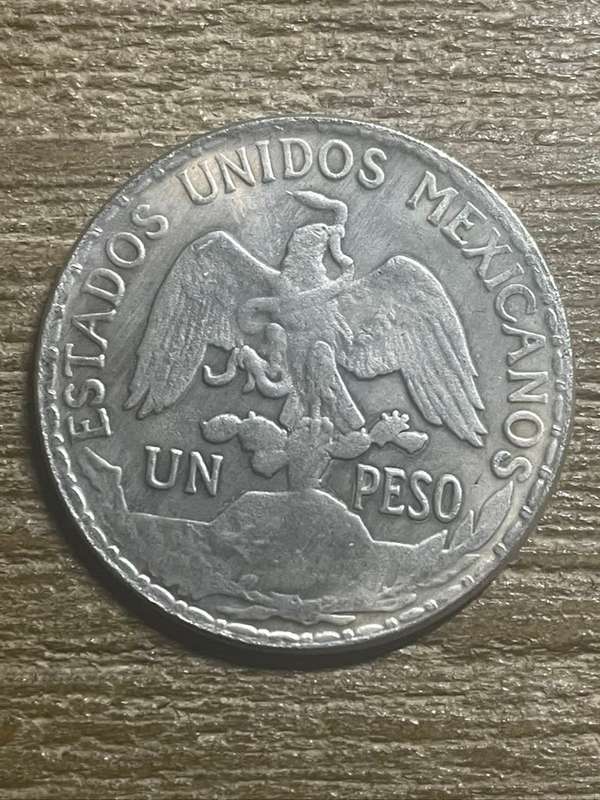 1910 *** mexicanos un Peso *** Imitation Crown not silver