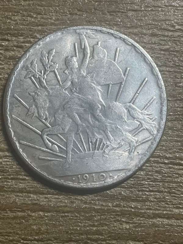 1910 *** mexicanos un Peso *** Imitation Crown not silver