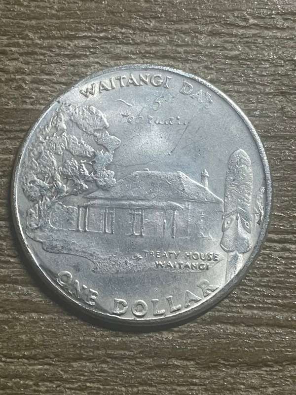 1977 *** New Zealand $1 *** Imitation Crown not silver