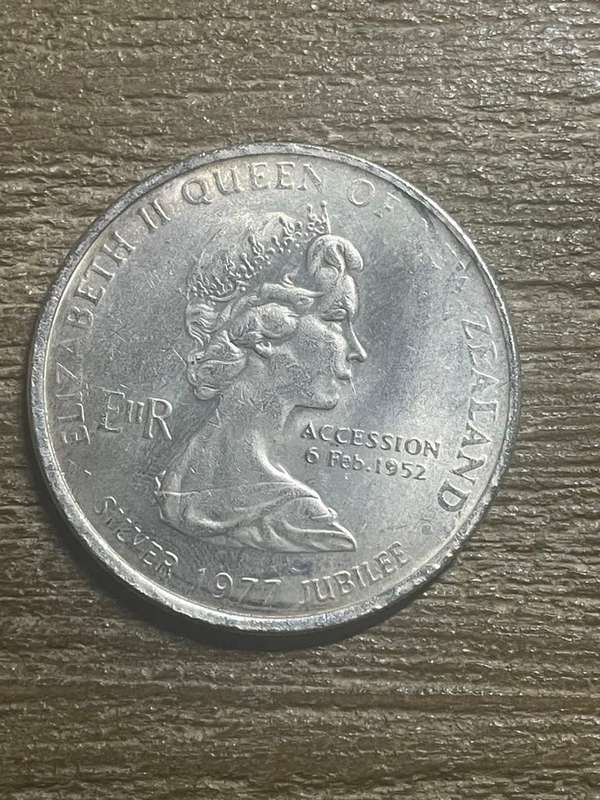 1977 *** New Zealand $1 *** Imitation Crown not silver