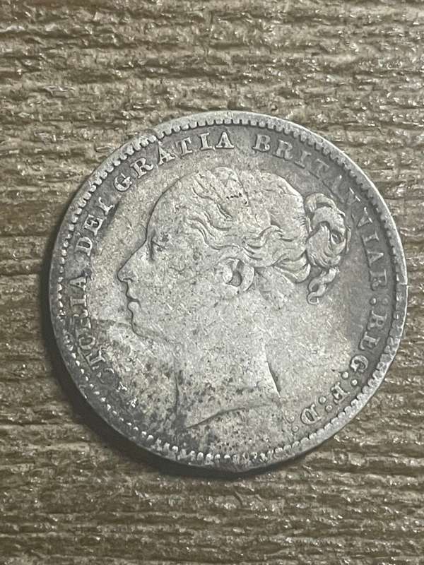 1880 *** British  Shilling *** Still has striking details