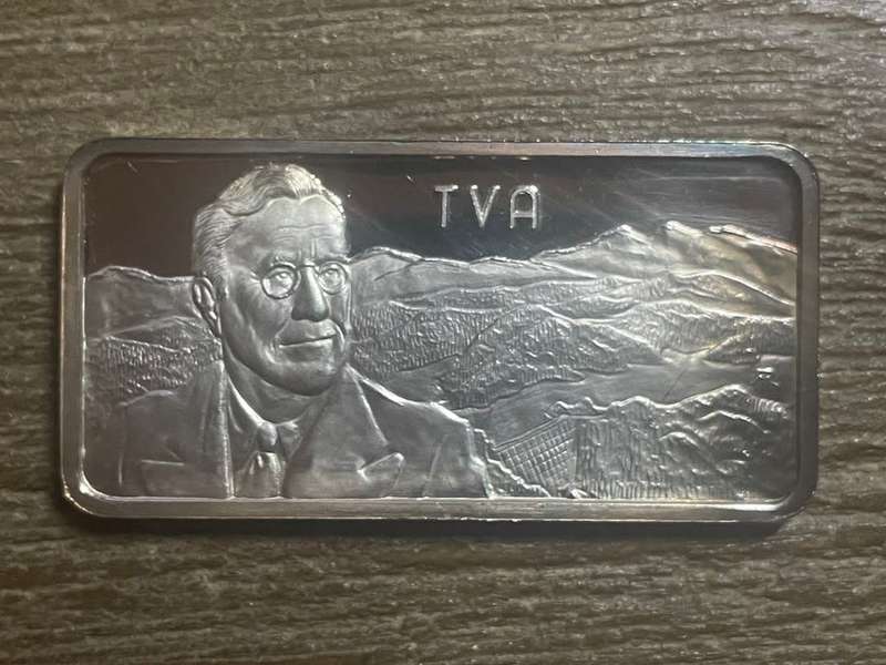 Silver 1 oz *** TVA *** 1976 Hamilton Mint selling for appr R1800 on ebay