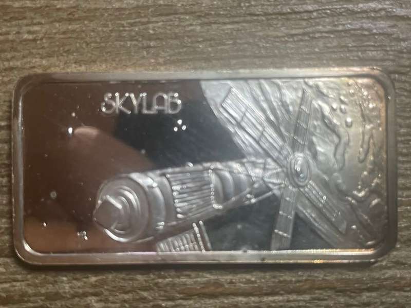 Silver 1 oz *** Skylab *** 1976 Hamilton Mint selling for appr R1800 on ebay