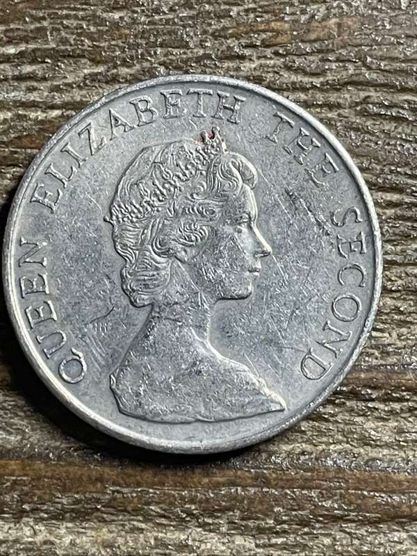 1980 *** Hong Kong $5 *** Thick coin