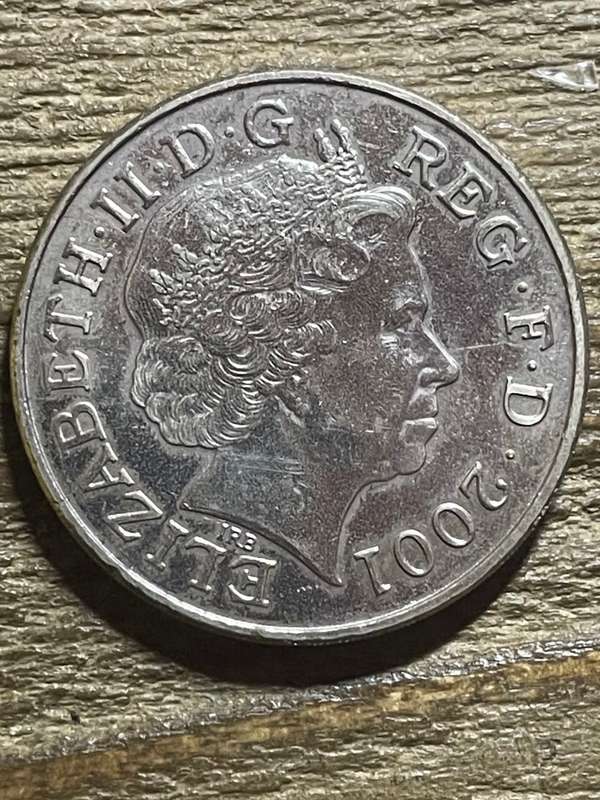 2001 *** British 5 pounds *** Its a large coin