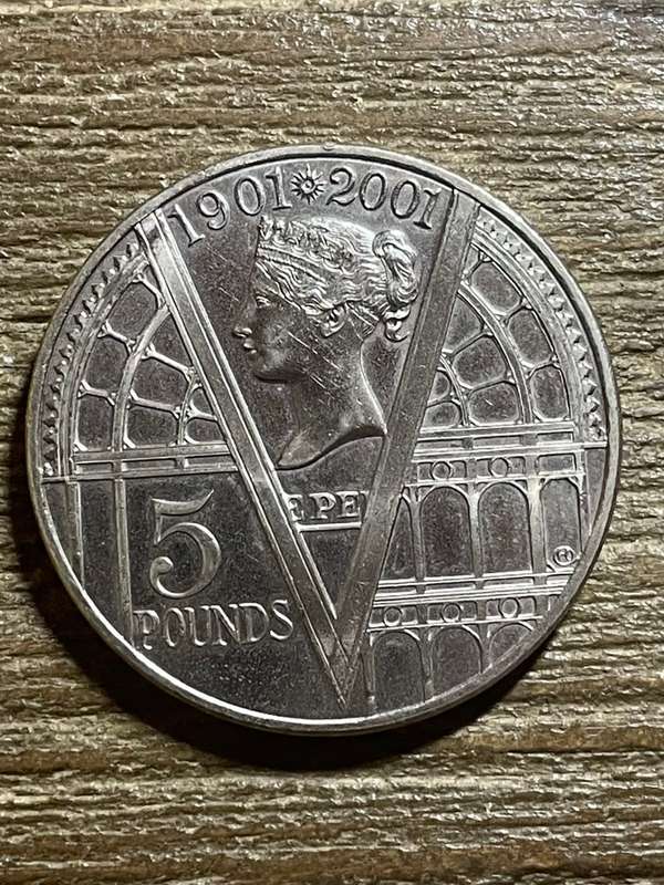 2001 *** British 5 pounds *** Its a large coin