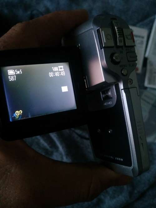 SANYO VPC -C5 MP4 CAMCORDER WITH 5PM STILL CAMERA