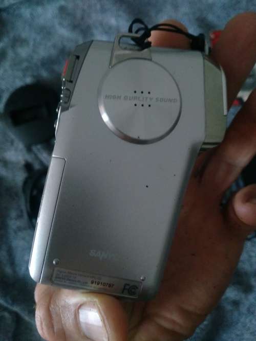 SANYO VPC -C5 MP4 CAMCORDER WITH 5PM STILL CAMERA