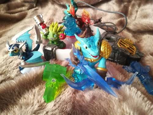 SKYLANDERS TRAP TEAM PORTAL + FIGURINES + 2X TRAPS