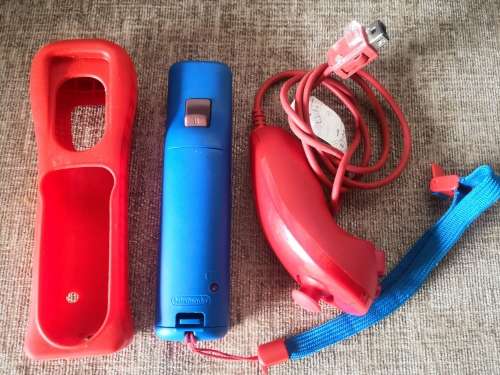 GENUINE NINTENDO WII CONTROLLER+ NUNCHUCK COMBO (LIMITED/MARIO EDITION)