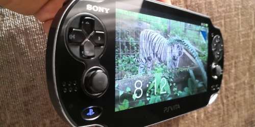 PS VITA (WIFI/1104) WITH 1 GAME