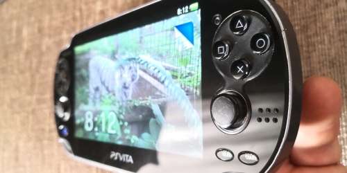 PS VITA (WIFI/1104) WITH 1 GAME