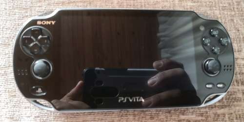 PS VITA (WIFI/1104) WITH 1 GAME