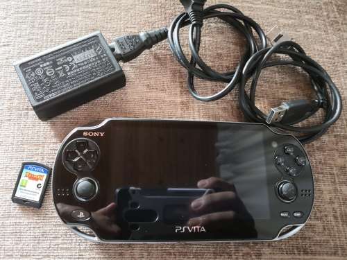 PS VITA (WIFI/1104) WITH 1 GAME