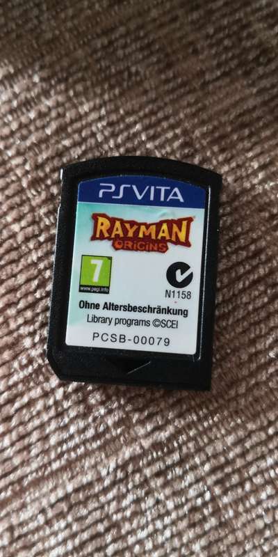 PS VITA (WIFI/1104) WITH 1 GAME