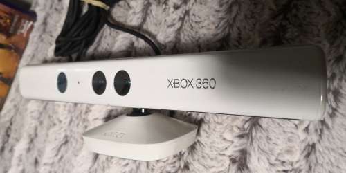Limited Edition White Kinect Sensor + 1 game for Xbox 360