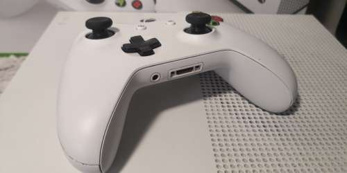 XBOX ONE S 1TB CONSOLE WITH 4 GAMES