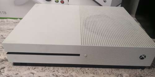 XBOX ONE S 1TB CONSOLE WITH 4 GAMES