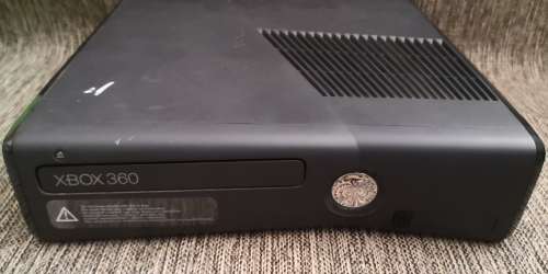 XBOX 360  CONSOLE WITH 15 GAMES