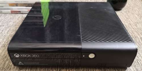 XBOX 360  CONSOLE WITH 15 GAMES