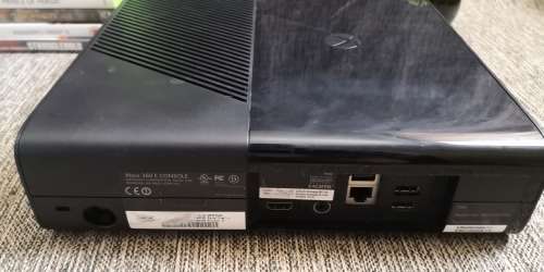 XBOX 360  CONSOLE WITH 15 GAMES