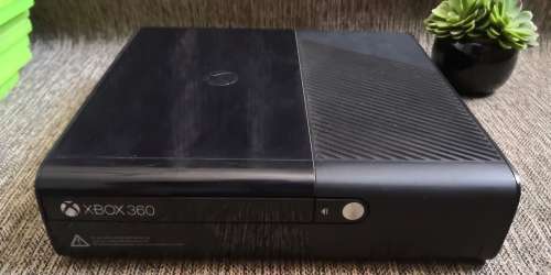 XBOX 360  CONSOLE WITH 15 GAMES