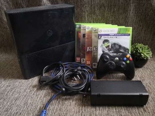 XBOX 360  CONSOLE WITH 5 GAMES