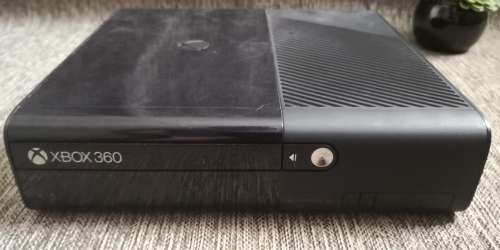XBOX 360  CONSOLE WITH 5 GAMES