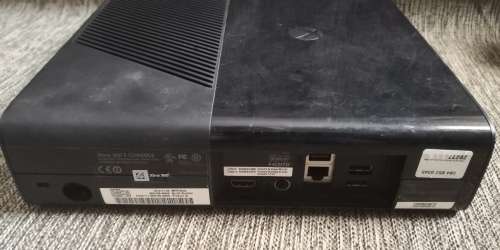 XBOX 360  CONSOLE WITH 5 GAMES
