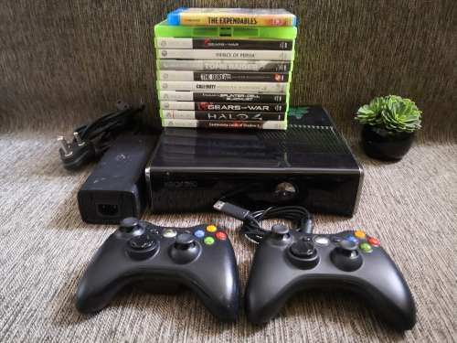 XBOX 360  CONSOLE WITH 2 CONTROLLERS AND 10 GAMES