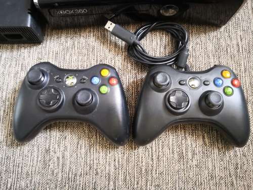 XBOX 360  CONSOLE WITH 2 CONTROLLERS AND 10 GAMES