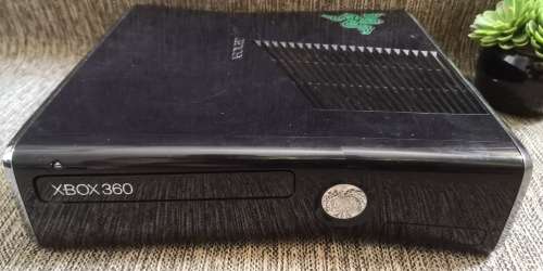 XBOX 360  CONSOLE WITH 2 CONTROLLERS AND 10 GAMES