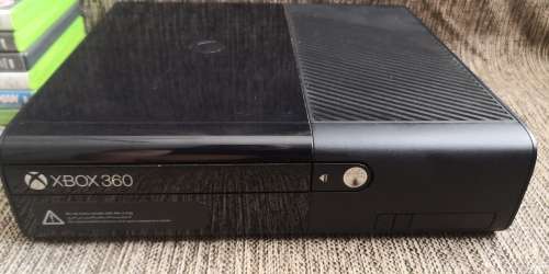 XBOX 360  CONSOLE WITH 7 GAMES