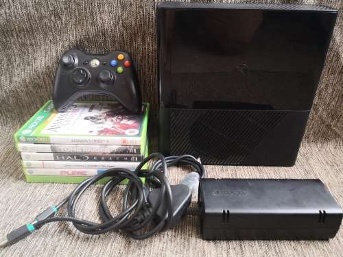XBOX 360  CONSOLE WITH 7 GAMES