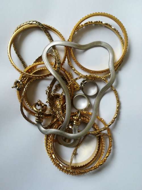 Various Jewellery pieces from Deceased Estate for auction. Ending soon.