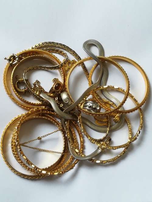 Various Jewellery pieces from Deceased Estate for auction. Ending soon.