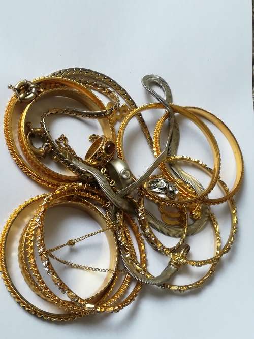 Various Jewellery pieces from Deceased Estate for auction. Ending soon.