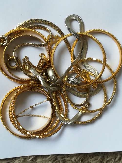Various Jewellery pieces from Deceased Estate for auction. Ending soon.