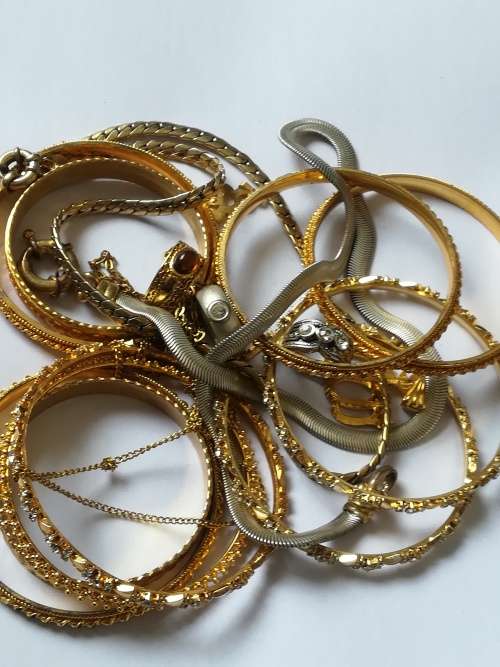 Various Jewellery pieces from Deceased Estate for auction. Ending soon.