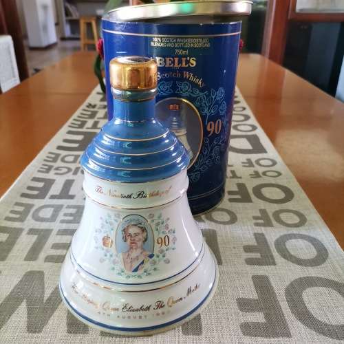 Old Bells Whisky!! Still sealed!! 22ct Gold!! 90th Birthday Decanter!!