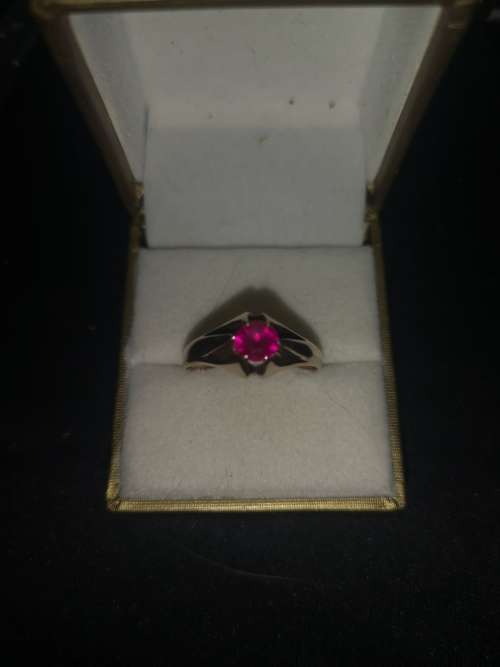 1940's 9crt Gold ring set with stunning Ruby
