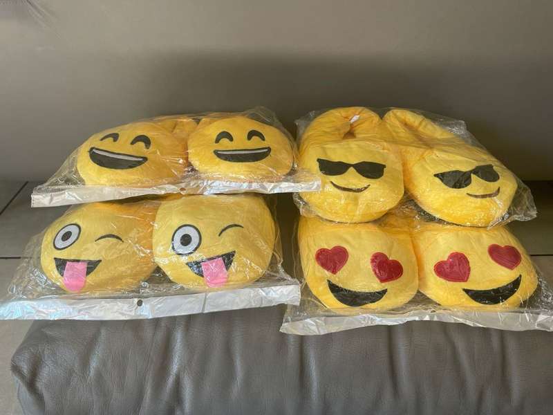 Emoji Slippers 27 & 28cm